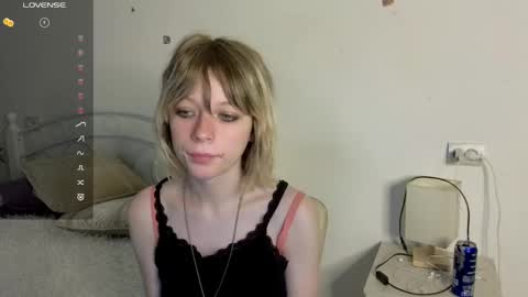 Snapshot of mollysally chatting on 06-08-26, 04:24 mollysally online show from 06-08-26, 04:24