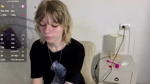 Snapshot of mollysally chatting on 06-12-26, 04:11 mollysally online show from 06-12-26, 04:11