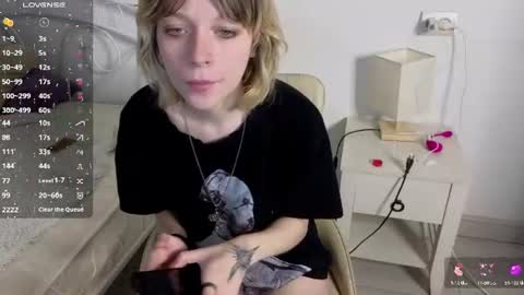 Snapshot of mollysally chatting on 06-13-26, 05:27 mollysally online show from 06-13-26, 05:27