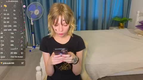 Snapshot of mollysally chatting on 06-19-26, 04:17 mollysally online show from 06-19-26, 04:17