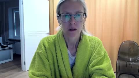 Snapshot of mollystory chatting on 10-16-25, 06:36 AngelMomm online show from 10-16-25, 06:36