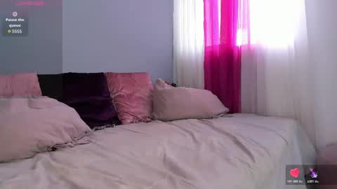 Snapshot of mollyybloom chatting on 11-15-25, 04:14 Molly online show from 11-15-25, 04:14