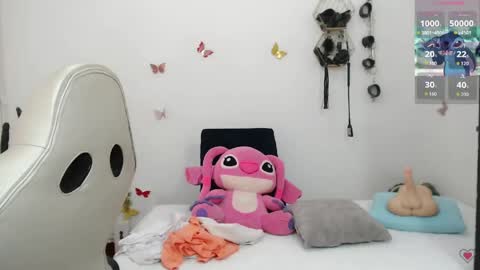 Snapshot of mom_17 chatting on 04-24-26, 06:32 Celeste online show from 04-24-26, 06:32