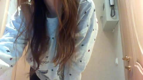 Snapshot of momentbeforedown chatting on 05-31-26, 04:47 Hailey online show from 05-31-26, 04:47