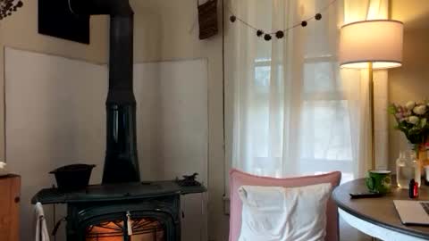 Mia  online show from 11-21-25, 01:54