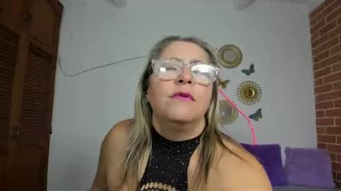 Snapshot of mommy_boobs_ chatting on 01-12-25, 01:11 Maja online show from 01-12-25, 01:11