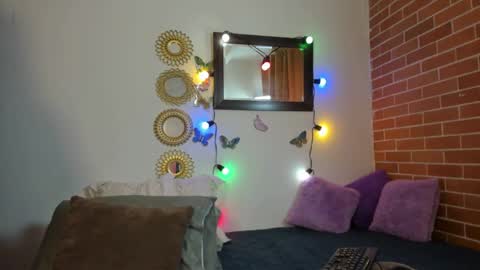 Snapshot of mommy_boobs_ chatting on 01-17-25, 04:15 Maja online show from 01-17-25, 04:15