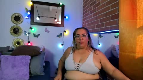 Snapshot of mommy_boobs_ chatting on 02-22-25, 08:42 Maja online show from 02-22-25, 08:42