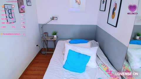 Snapshot of mommyissuess_ chatting on 01-23-25, 08:13 Daphne online show from 01-23-25, 08:13