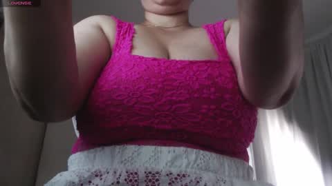 Snapshot of mommyissuess_ chatting on 10-08-25, 12:14 Daphne online show from 10-08-25, 12:14