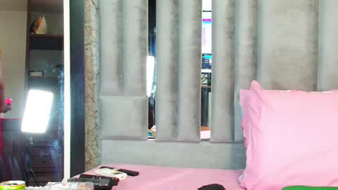 Snapshot of mommywebcam chatting on 12-14-25, 07:29 DINAH online show from 12-14-25, 07:29