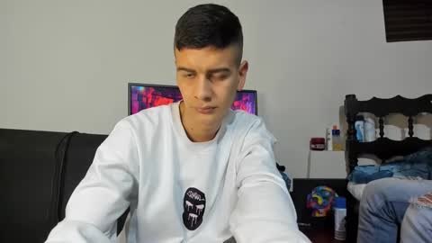 Snapshot of monarquia_ chatting on 12-08-24, 01:35 nicolas online show from 12-08-24, 01:35