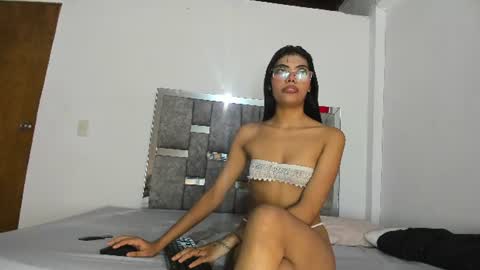 Snapshot of moniicaferrer chatting on 07-03-26, 08:37 Monica online show from 07-03-26, 08:37