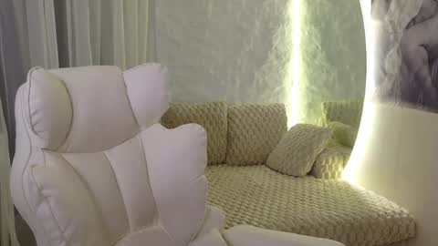 Snapshot of monique_a chatting on 05-18-26, 05:46 Ask me online show from 05-18-26, 05:46