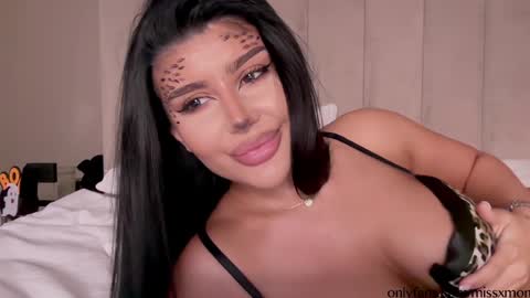 Snapshot of moniqueeass chatting on 10-31-25, 05:47 Alessia online show from 10-31-25, 05:47