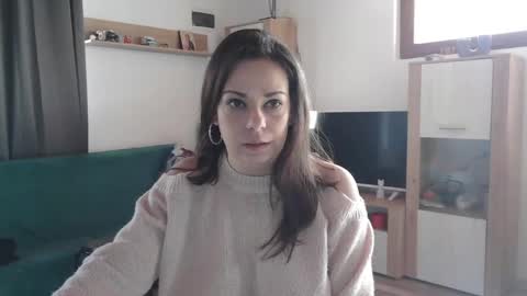 Snapshot of montserrat123 chatting on 02-11-25, 10:59 Monse online show from 02-11-25, 10:59