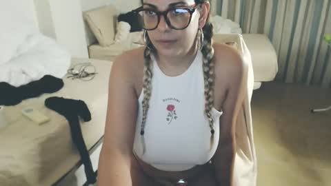 Snapshot of montserrat123 chatting on 06-06-26, 09:08 Monse online show from 06-06-26, 09:08