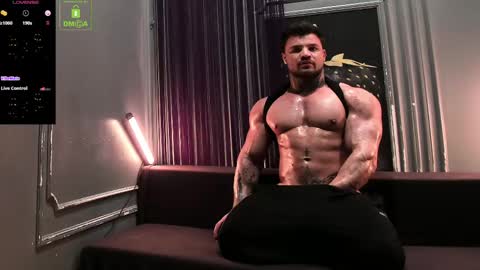 Snapshot of moodcontroller chatting on 05-20-26, 07:25 OLIVER online show from 05-20-26, 07:25
