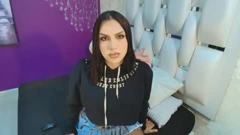 Snapshot of moom_ivy_ chatting on 06-14-26, 12:18 online show from 06-14-26, 12:18