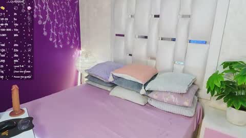 Snapshot of moom_ivy_ chatting on 07-23-26, 02:04 online show from 07-23-26, 02:04
