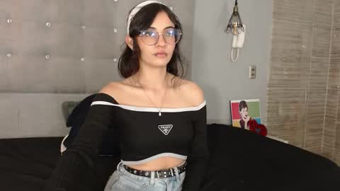 Snapshot of moon__april chatting on 10-09-25, 08:18 Elizabeth  online show from 10-09-25, 08:18