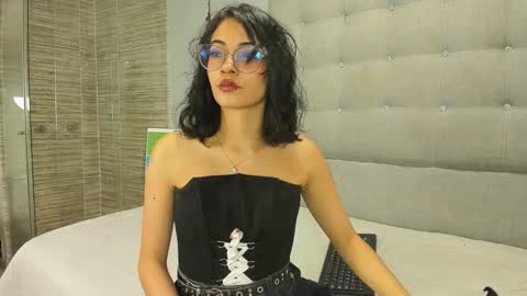 Snapshot of moon__april chatting on 10-24-25, 10:28 Elizabeth  online show from 10-24-25, 10:28