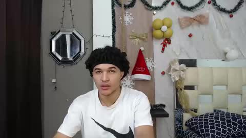 Snapshot of moon_and_fire_ chatting on 12-22-25, 02:30 moon_and_fire_ online show from 12-22-25, 02:30