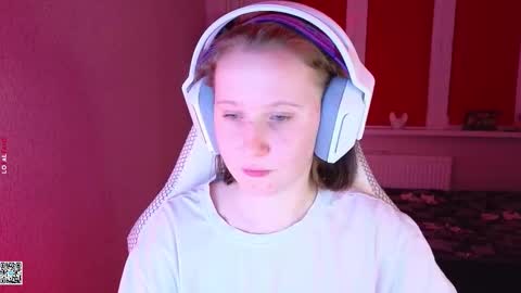 Snapshot of moon_avengers chatting on 09-23-25, 05:27 Lola online show from 09-23-25, 05:27