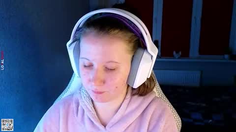 Snapshot of moon_avengers chatting on 09-29-25, 04:01 Lola online show from 09-29-25, 04:01