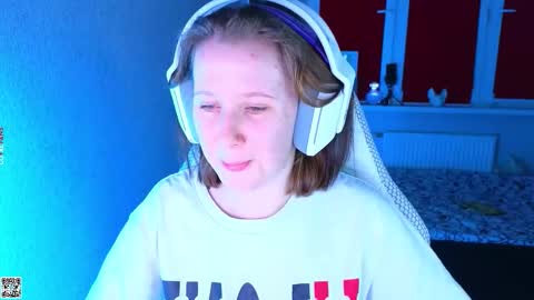 Snapshot of moon_avengers chatting on 10-29-25, 04:42 Lola online show from 10-29-25, 04:42