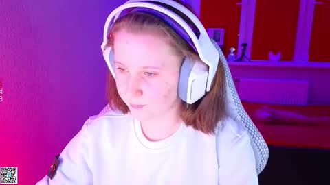 Snapshot of moon_avengers chatting on 11-25-25, 03:56 Lola online show from 11-25-25, 03:56