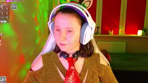 Snapshot of moon_avengers chatting on 12-15-25, 05:06 Lola online show from 12-15-25, 05:06