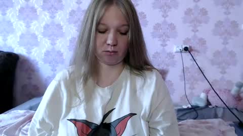Snapshot of moon_linght000 chatting on 06-17-26, 01:19 moon_linght000 online show from 06-17-26, 01:19