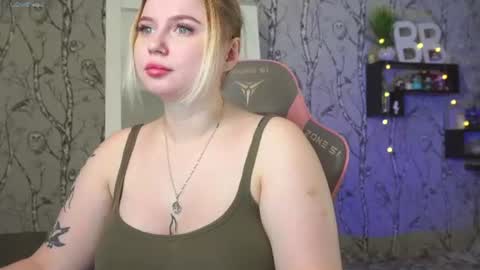 Snapshot of moon_valkyriie chatting on 06-10-26, 10:14 Emilia online show from 06-10-26, 10:14