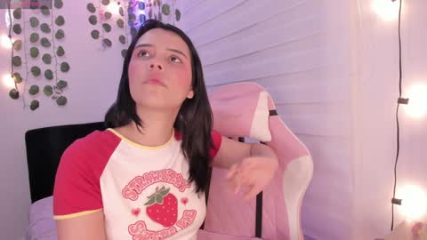 Snapshot of moonliight__ chatting on 01-16-25, 01:37 moonliight__ online show from 01-16-25, 01:37