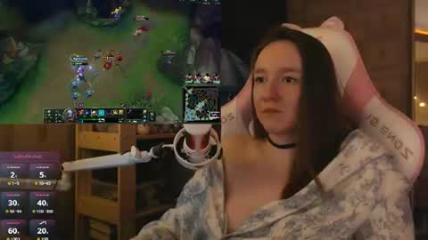 Snapshot of moonlish_siren chatting on 07-13-26, 10:45 Katrin online show from 07-13-26, 10:45