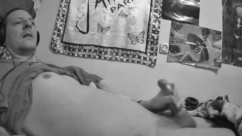 Snapshot of moonlucky007 chatting on 12-14-25, 07:03 Moonlucky007 online show from 12-14-25, 07:03