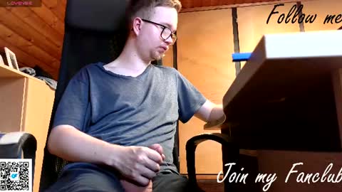 Snapshot of moonsexguy chatting on 07-31-26, 05:12 Flo online show from 07-31-26, 05:12