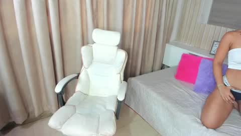 Snapshot of morena_divine chatting on 04-19-26, 08:00 Morene online show from 04-19-26, 08:00
