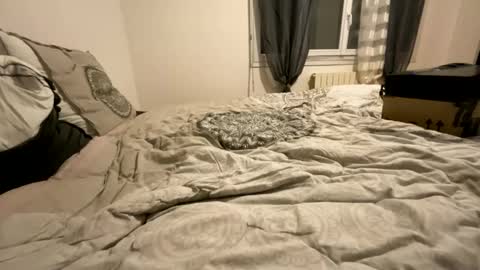 Snapshot of mouillelenos chatting on 12-18-24, 05:31 CamO online show from 12-18-24, 05:31