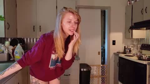 Snapshot of mousiegirl chatting on 06-17-26, 06:31 Mousie online show from 06-17-26, 06:31