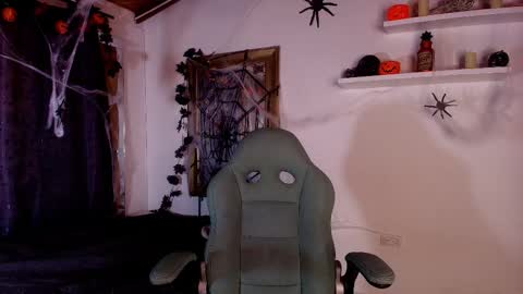 MIKEE online show from 10-22-25, 03:07