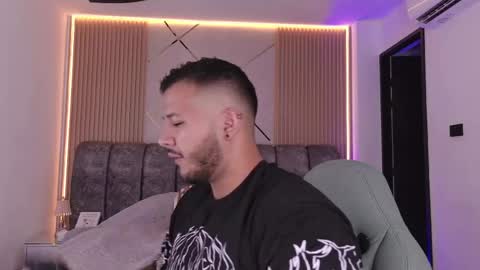 MIKEE online show from 05-20-26, 03:02