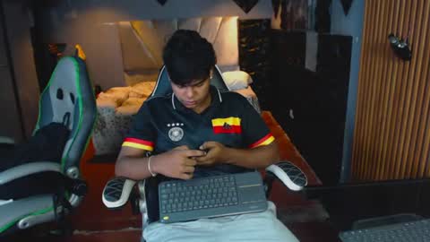 Snapshot of mr_mois chatting on 06-26-26, 05:56 mr_mois online show from 06-26-26, 05:56