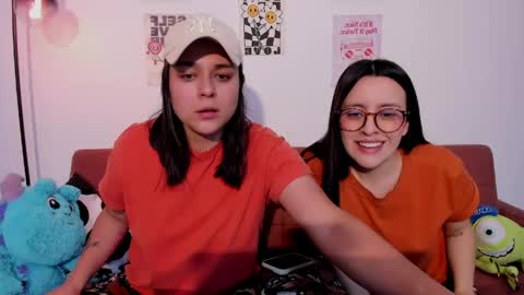 Snapshot of mrbuu_ chatting on 04-29-26, 01:43 Laura online show from 04-29-26, 01:43