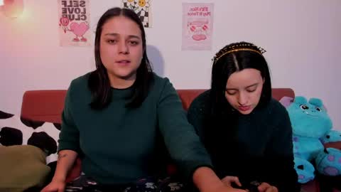 Snapshot of mrbuu_ chatting on 05-19-26, 01:56 Laura online show from 05-19-26, 01:56