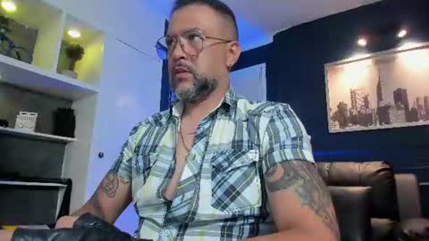 Snapshot of mrfrank_tattoo chatting on 06-14-26, 11:01 MrFrank. online show from 06-14-26, 11:01