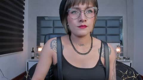 Snapshot of mrs_regina_clk chatting on 05-29-26, 03:26 Regina online show from 05-29-26, 03:26