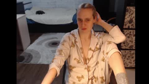 Snapshot of mrsluck chatting on 03-12-25, 07:06 Sasha online show from 03-12-25, 07:06