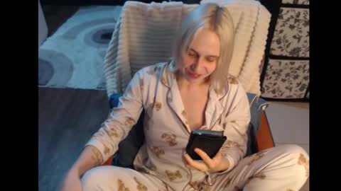 Snapshot of mrsluck chatting on 10-26-25, 06:25 Sasha online show from 10-26-25, 06:25